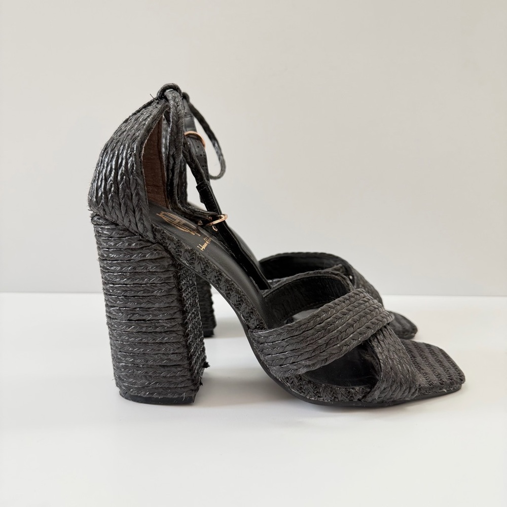 House of Harlow 1960 Textured Black Heels - Picture 3 of 9